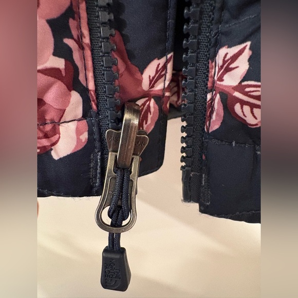 The North Face Flare Jacket Navy Blue Floral 550 Down Fill | Women’s Size Medium - Picture 9 of 9